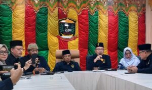 Pengurus LAM Kepri saat pres rilis di Gedung LAM Tepi Laut Kota Tanjungpinang. (Foto: Roland/Presmedia.id)