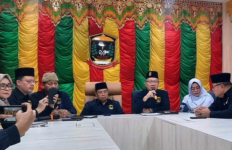 Pengurus LAM Kepri saat pres rilis di Gedung LAM Tepi Laut Kota Tanjungpinang Pengurus LAM Kepri saat pres rilis di Gedung LAM Tepi Laut Kota Tanjungpinang. (Foto: Roland/Presmedia.id)