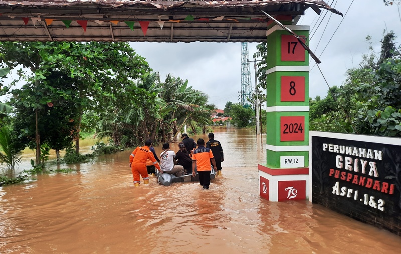 Petugas BPBD saat menyisir perumahan yang terendam banjir Petugas BPBD saat menyisir perumahan yang terendam banjir. (Foto: Roland/Presmedia.id)