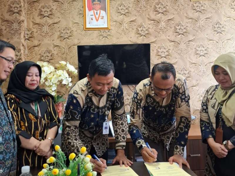 Plt. Direktur RSUD RAT Kepri, dr. Bambang Utoyo, dan Plt. Direktur RSUD Bintan, drg.Toni Masruri, saat melakukan penandatangan Mou Kerjasama Rujukan Parsial Kamis (9/1/2024) di RSUD RAT, Tanjungpinang.