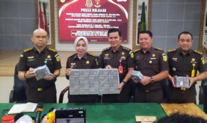 Plt.Kepala Kejari Tanjungpinang, Atik Rusmiaty Ambarsari dan kasi Pidsus Kejari saat menggelar rilis eksekusi kerugian negara di Kejari Tanjungpinang. (Foto: Roland/Presmedia.id)