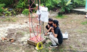 Proses penyambungan kabel internet di tower yang dibangun pemerintah kabupaten Lingga di SMP negeri 3 Lingga.