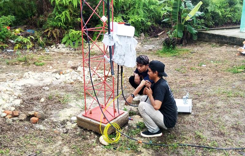 Proses penyambungan kabel internet di tower yang dibangun pemerintah kabupaten Lingga di SMP negeri 3 Lingga Proses penyambungan kabel internet di tower yang dibangun pemerintah kabupaten Lingga di SMP negeri 3 Lingga.