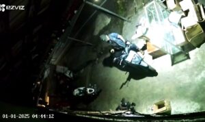 Rekaman CCTV yang merekam pelaku saat melakukan aksinya di depan rumah korban. (Foto: Roland/Presmedia.id)