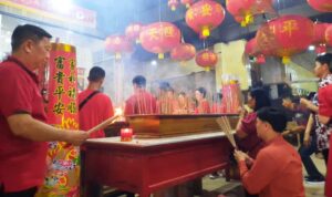 Ribuan warga Tionghoa melaksanakan sembahyang Tahun Baru Imlek 2576 di Vihara Bahtra Sasana di Jalan Merdeka Kota Tanjungpinang. (Foto: Roland/Presmedia.id)