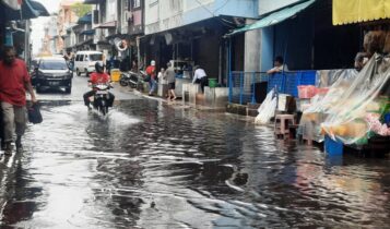 Salah satu kondisi jalan di Pelantar 2 terendam air banjir Rob. (Foto: Roland/Presmedia.id)