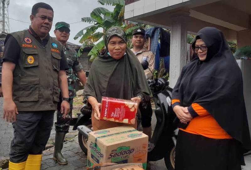 Sekda Bintan Ronny Kartika dan Kalaksa BPBD Bintan Ramlah menyerahkan bantuan logistik kepada korban terdampak bencana alam. (Foto: BPBD Bintan)