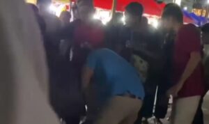 Seorang pria inisial F (44) yang diamuk massa di Bazar Imlek Jalan Teuku Umar, Kota Tanjungpinang, karena diduga maling. (Foto: Tangkapan di media sosial)