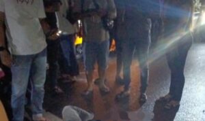 Tangkapan layar video warga kejadian laka lantas mobil tabrak motor di jalan Sei Jang Tanjungpinang, Rabu (25/1/2025) pagi dini hari.