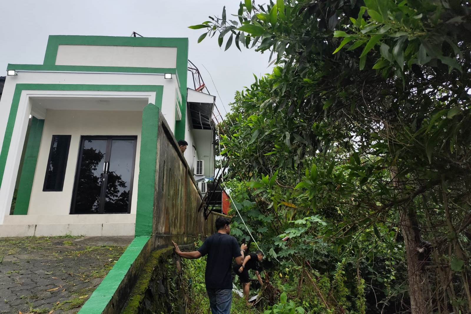 Tiang orari milik Satuan Polisi Pamong Praja Satpol PP tumbang menimpa Puskesmas Melayu Kota Piring MKP di Jalan Kijang Lama Kilometer 6 Kota Tanjungpinang Tiang orari milik Satuan Polisi Pamong Praja (Satpol) PP tumbang menimpa Puskesmas Melayu Kota Piring (MKP) di Jalan Kijang Lama, Kilometer 6, Kota Tanjungpinang. (Foto: Roland/Presmedia.id)