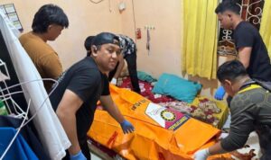 Tim Identifikasi Sat Reskrim Polresta Tanjungpinang saat melakukan evakuasi. (Foto: Polsek Tanjungpinang Barat)