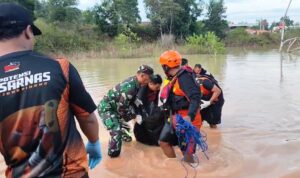 Tim SAR gabungan saat mengevakuasi jasad korban di TKP. (Foto: Roland/Presmedia.id)