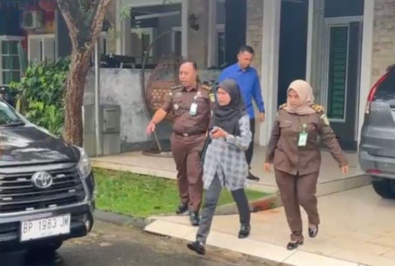 Tim Tabur Tangkap Buronan Bidang Intelijen Batam mengamankan Roliati terpidana DPO kasus Pencurian dengan pemberatan di Perumahan Costarica Cluster Salvador No. 37 Kelurahan teluk Tering Tim Tabur (Tangkap Buronan) Bidang Intelijen Batam mengamankan Roliati terpidana DPO kasus Pencurian dengan pemberatan di Perumahan Costarica Cluster Salvador No. 37 Kelurahan teluk Tering Kecamatan Batam Senin (13/1/2025). (Foto: Kejaksaan Negeri Batam)