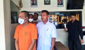 Unit Reskrim Polsek Tanjungpinang Kota saat menggiring tersangka ke sel tahanan. (Foto: Roland/Presmedia.id)