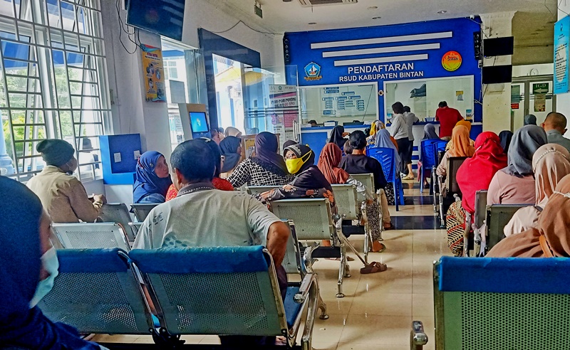 Warga Bintan saat sedang mengantri untuk mendapatkan layanan berobat gratis di RSUD Bintan. (Foto: Hasura/Presmedia.id)