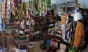 Aksi pelaku maling saat mengangkut 2 Tabung Gas dan 1 botol Bencin, sebelum akhirnya dimarah istri dan disuruh mengembalikan serta minta maaf kepada pemilik warung. (Foto: Tangkapan CCTV warung korban)