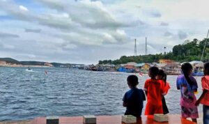 Anak-anak Tambelan sedang melihat pompong berlayar. Dinas Pendidikan Bintan telah menyediakan dua unit pompong untuk pelajar SD dan SMP di Tambelan.