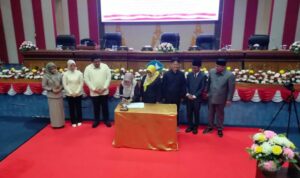 Anggota DPRD Bintan menandatangani berkas pengusulan pemberhentian kepala daerah yang lama dan penetapan kepala daerah terpilih.