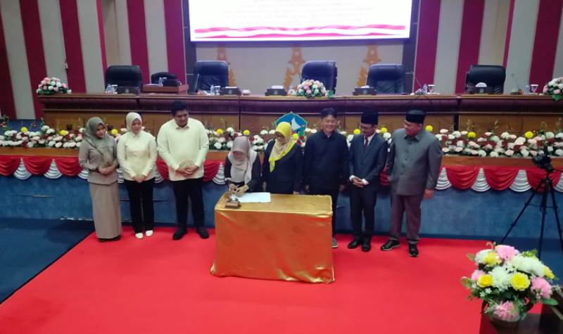 Anggota DPRD Bintan menandatangani berkas pengusulan pemberhentian kepala daerah yang lama dan penetapan kepala daerah terpilih Anggota DPRD Bintan menandatangani berkas pengusulan pemberhentian kepala daerah yang lama dan penetapan kepala daerah terpilih.