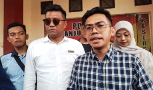 Anggota Dewan Perwakilan Rakyat Daerah (DPRD) Kota Tanjungpinang Dicky Novalino didampingi istrinya dan kuasa hukumnya di Mapolresta Tanjungpinang. (Foto: Roland/Presmedia.id)