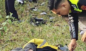 Anggota Satlantas Polresta Tanjungpinang saat melakukan evakuasi korban di TKP. (Foto: Istimewa Warga)