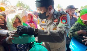 Bripka Zulhamsyah dan Bidhumas Polda Kepri saat membagikan Makanan Gratis pada warga TPA Punggur Batam. (Foto: Tim Bidhumas Polda Kepri)