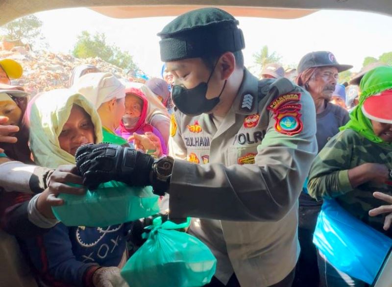 Bripka Zulhamsyah dan Bidhumas Polda Kepri saat membagikan Makanan Gratis pada warga TPA Punggur Batam. (Foto: Tim Bidhumas Polda Kepri)