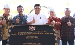 Bupati Bintan Roby Kurniawan bersama pejabat lainya, saat meresmikan Grand Opening Four Points by Sheraton Bintan, yang merupakan bagian dari jaringan hotel internasional Marriott Bonvoy di Kawasan Lagoi-Bintan.