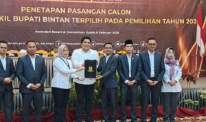 Ditetapkan sebagai Bupati dan wakil Bupati Bintan terpilih hasil Pilkada 2024, Ketua KPU menyerahkan SK penetapan dan bertanggung acara hasil Pleno ke pasangan calon Bupati dan wakil Bupati Bintan Roby Kurniawan dan Deby Maryanti.