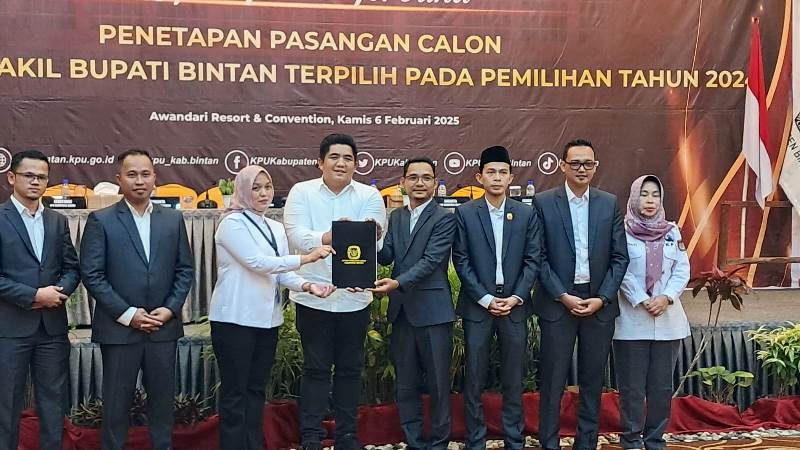 Ditetapkan sebagai Bupati dan wakil Bupati Bintan terpilih hasil Pilkada 2024 Ketua KPU menyerahkan SK penetapan dan bertanggung acara hasil Pleno ke pasangan calon Bupati dan wakil Bupati Bintan Ditetapkan sebagai Bupati dan wakil Bupati Bintan terpilih hasil Pilkada 2024, Ketua KPU menyerahkan SK penetapan dan bertanggung acara hasil Pleno ke pasangan calon Bupati dan wakil Bupati Bintan Roby Kurniawan dan Deby Maryanti.