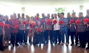 Gubernur Kepri Ansar Ahmad Gubernur Kepri, Ansar Ahmad bersama Wakil Bupati Bintan Ahdi Muqsith, Manajemen PT. Graha Agung Indah Sentosa, Manajemen PT Bintan Resorts Cakrawala, Komisaris Garuda Indonesia, Glenny Kairupan, FKPD Provinsi Kepri dan pengusaha di Indonesia memotong pita sebagai tanda Holiday Inn Resort Bintan Lagoi Beach resmi dibuka. (Foto: Hasura/Presmedia.id)