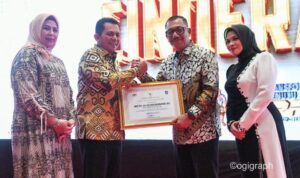 Gubernur Kepri memberi piagam penghargaan pada mantan Kapolda Kepri Yan Fitri Halimansyah pada Kenal Pamit Kepala Kepolisian Daerah (Kapolda) Kepri yang digelar pada Senin (3/2) di Hotel Radisson, Batam.