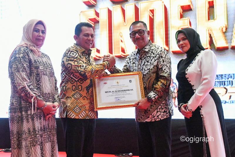 Gubernur Kepri memberi piagam penghargaan pada mantan Kapolda Kepri Yan Fitri Halimansyah pada Kenal Pamit Kepala Kepolisian Daerah (Kapolda) Kepri yang digelar pada Senin (3/2) di Hotel Radisson, Batam.