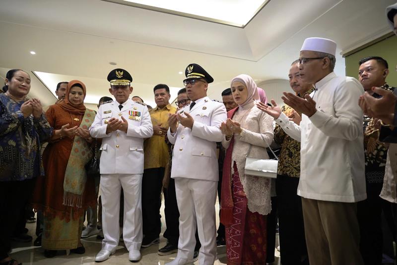 Gubernur dan wakil Gubernur Kepri H.Ansar-Nyanyang Haris Pratamura, menggelar doa bersama sebelum pelaksanaan pelantikan oleh Presiden.