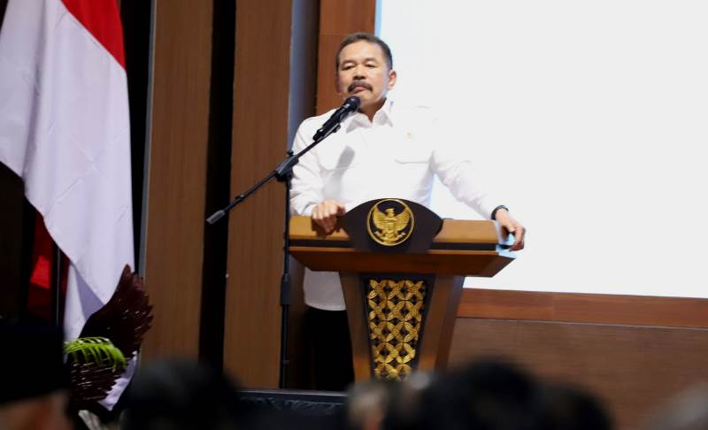 Jaksa Agung ST Burhanuddin saat menjadi pembicara dalam retret kepemimpinan yang diselenggarakan oleh Kementerian Dalam Negeri Kemendagri di Lembah Tidar Akademi Militer Akmil Magelang Jaksa Agung ST Burhanuddin saat menjadi pembicara dalam retret kepemimpinan yang diselenggarakan oleh Kementerian Dalam Negeri (Kemendagri) di Lembah Tidar, Akademi Militer (Akmil) Magelang, Jawa Tengah, pada Selasa (25/2/2025) (Foto: Puspen Kemendagri)