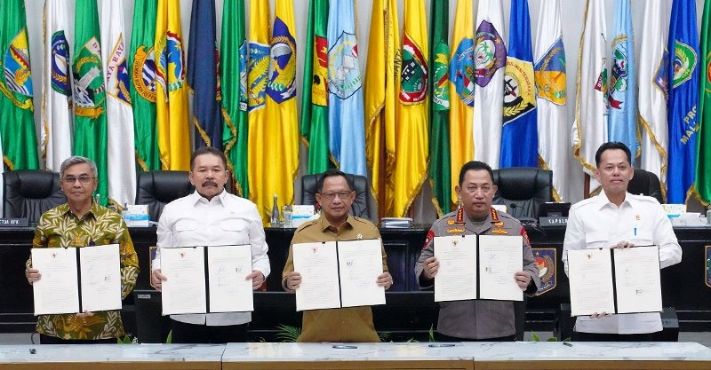 KPK bersama Kemendagri Kejagung dan Polri serta Badan Pengendalian Pembangunan dan Investigasi Khusus Bappisus melakukan penandatanganan MoU dalam memperkuat pengawasan perizinan di daerah KPK bersama Kemendagri, Kejagung dan Polri serta Badan Pengendalian Pembangunan dan Investigasi Khusus (Bappisus) melakukan penandatanganan MoU dalam memperkuat pengawasan perizinan di daerah. (Foto: Dok KPK)