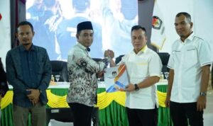 KPU Lingga menyerahkan SK Penetapan Bupati dan Wakil Bupati Iingga, hasil Pilkada 2024.