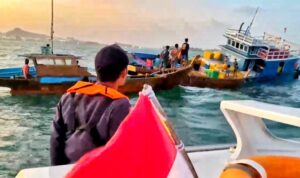 KSOP Kelas III Kijang beserta Pos AL Kijang mengevakuasi muatan dan kru KM Kemilu Indah Jaya yang kandas akibat tabrak karang di Perairan Depan PT BAI. (Foto: tangkapan layar dari video)