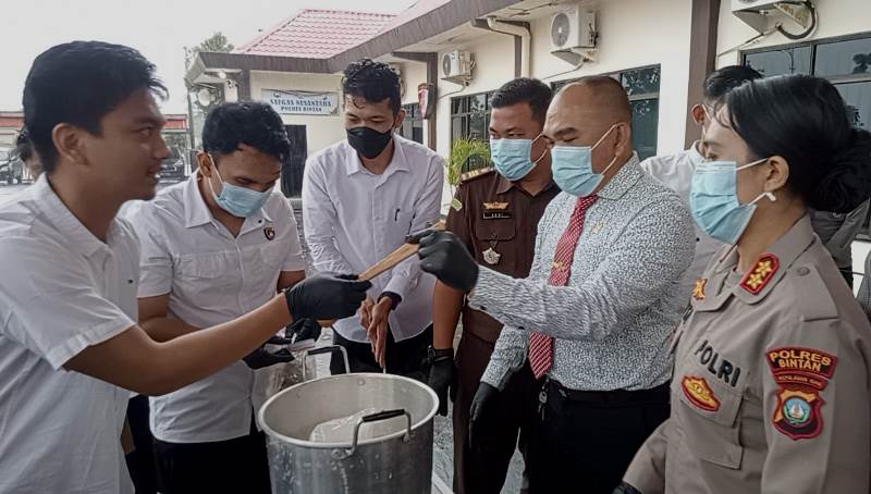 Kapolres Bintan AKBP Yunita Stevani dan Forkopimda Bintan musnahkan sabu temuan nelayan. (Foto Hasura)