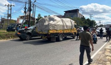 Kapolres Bintan AKBP Yunita Stevani turun langsung mengevakuasi kendaraan dan korban yang terlibat kecelakaan di Jalan Raya Km 16 Desa Toapaya Selatan.