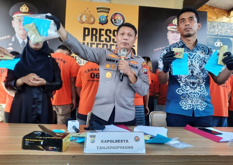 Kapolresta Tanjungpinang Kombes Pol Hamam Wahyudi bersama Kasat Narkoba AKP Lajun Siado Rio Sianturi saat press rillia di Mapolresta Tanjungpinang Kapolresta Tanjungpinang, Kombes Pol Hamam Wahyudi bersama Kasat Narkoba, AKP Lajun Siado Rio Sianturi saat press rillia di Mapolresta Tanjungpinang. (Foto: Roland/Presmedia.id)