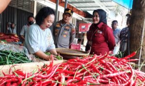 Kapolresta Tanjungpinang, Kombes Pol Hamam Wahyudi bersama Kepala Dinas Perdagangan dan Perindustrian Tanjungpinang, Riany saat sidak salah satu pedagang di sekitar Pasar Bintan Center. (Foto: Roland/ Presmedia.id)