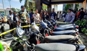Kapolresta Tanjungpinang, Kombes Pol Hamam Wahyudi saat didampingi oleh Kasat Reskrim Polresta Tanjungpinang, AKP Tri Agung Poerbowo di Mapolresta Tanjungpinang mengecek barang bukti Curanmor di Mapolresta Tanjungpinang. (Foto: Roland/Presmedia.id)