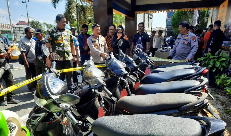 Kapolresta Tanjungpinang Kombes Pol Hamam Wahyudi saat didampingi oleh Kasat Reskrim Polresta Tanjungpinang AKP Tri Agung Poerbowo di Mapolresta Tanjungpinang Kapolresta Tanjungpinang, Kombes Pol Hamam Wahyudi saat didampingi oleh Kasat Reskrim Polresta Tanjungpinang, AKP Tri Agung Poerbowo di Mapolresta Tanjungpinang mengecek barang bukti Curanmor di Mapolresta Tanjungpinang. (Foto: Roland/Presmedia.id)