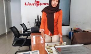 Karyawan Lion Parcel saat menunjukan laci meja kasir yang menjadi sasaran maling. (Foto: Roland/Presmedia.id)