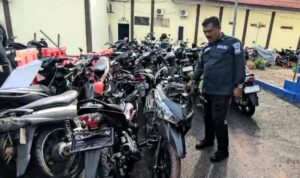 Kasi Humas Polresta Tanjungpinang, Iptu Sahrul Damanik saat menunjukkan sepeda motor korban lakalantas yang diamankan di Mapolresta Tanjungpinang. (Foto: Roland/Presmedia.id)