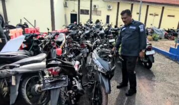 Kasi Humas Polresta Tanjungpinang, Iptu Sahrul Damanik saat menunjukkan sepeda motor korban lakalantas yang diamankan di Mapolresta Tanjungpinang. (Foto: Roland/Presmedia.id)