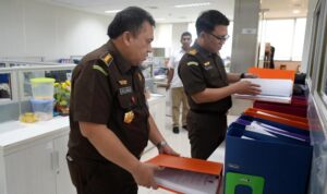 Kejagung Amankan 5 Dus Dokumen Korupsi Pengadaan Minyak Mentah di PT.Pertamina dari Ruang Dirjen Migas Kementerian ESDM. (Foto: Kapuspenkum Kejagung)