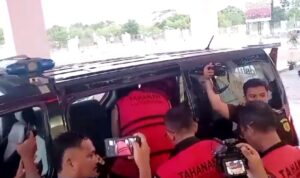 Tujuh pejabat Bintan menggunakan rompi tersangka kasus pengelolaan dana Wisata Mangrove digiring ke Mobil Tahanan untuk ditahan ke Rutan Tanjungpinang. (Foto: Hasura/Presmedia.id) 