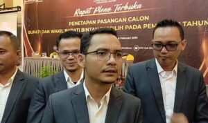 Ketua KPU Bintan Haris Daulay beserta Komisioner KPU Bintan menjelaskan soal isu MK melanjutkan gugatan KBB ke tahap pembuktian. (Foto: Hasura/Presmedia.id)